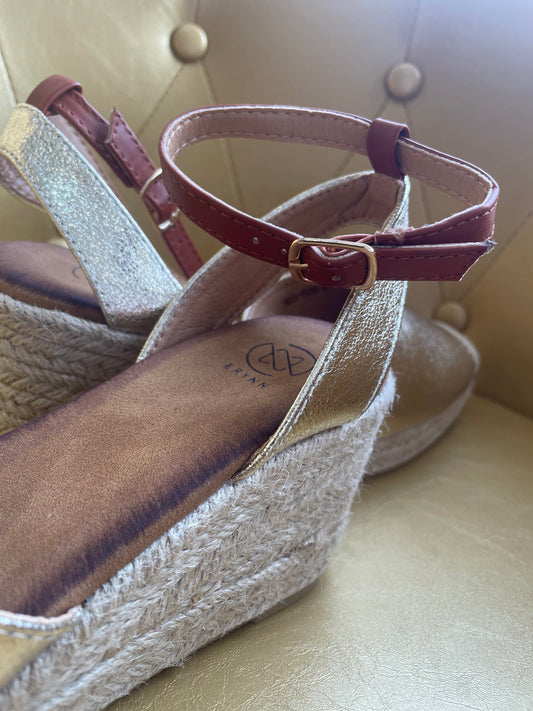 "Sandales à talon doré : éclat glamour. Ces sandales élégantes arborent un talon doré, ajoutant une touche de sophistication et de luxe à votre tenue. Parfaites pour une soirée spéciale ou une occasion festive, elles allient confort et style pour une allure irrésistible et chic."