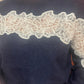 Pull bleu marine dentelle blanche