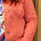 Veste en jean grande taille corail : une pièce vibrante et moderne, idéale pour apporter une touche de couleur et de style à votre garde-robe.