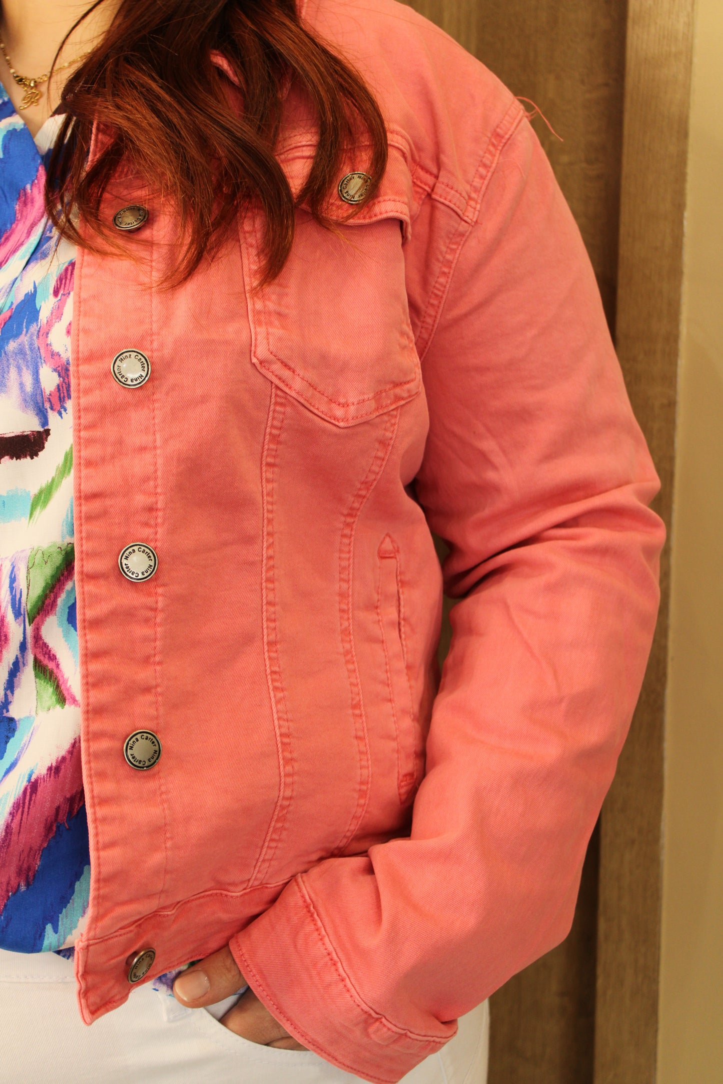 Veste en jean grande taille corail : une pièce vibrante et moderne, idéale pour apporter une touche de couleur et de style à votre garde-robe.