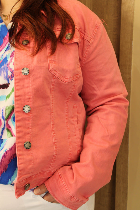 Veste en jean grande taille corail : une pièce vibrante et moderne, idéale pour apporter une touche de couleur et de style à votre garde-robe.