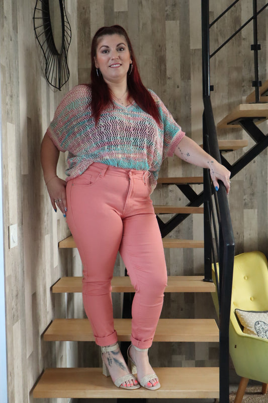 Jean grande taille saumon : une teinte douce et estivale pour un jean confortable et stylé, idéal pour toutes les occasions.