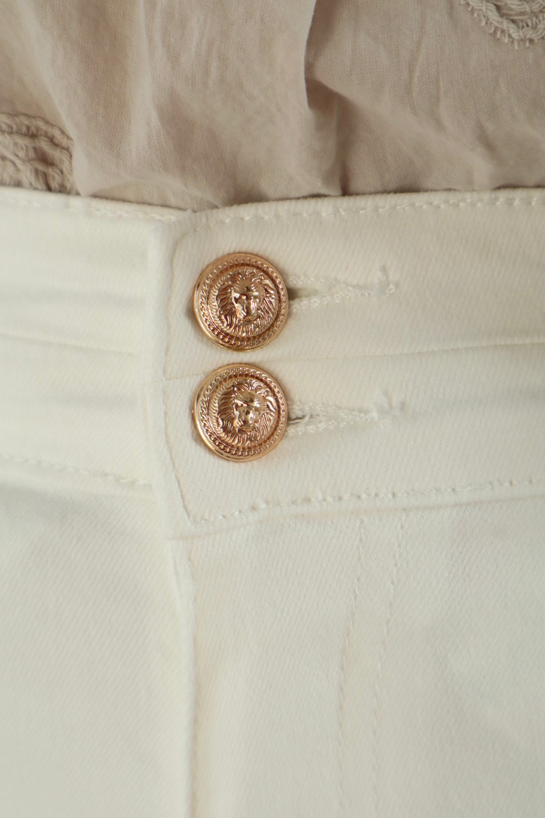 "Short blanc : fraîcheur estivale. Ce short blanc incarne la légèreté et la simplicité estivale. Parfait pour les journées ensoleillées et les escapades estivales, il offre une base polyvalente et élégante pour créer des tenues décontractées ou habillées avec style et facilité."