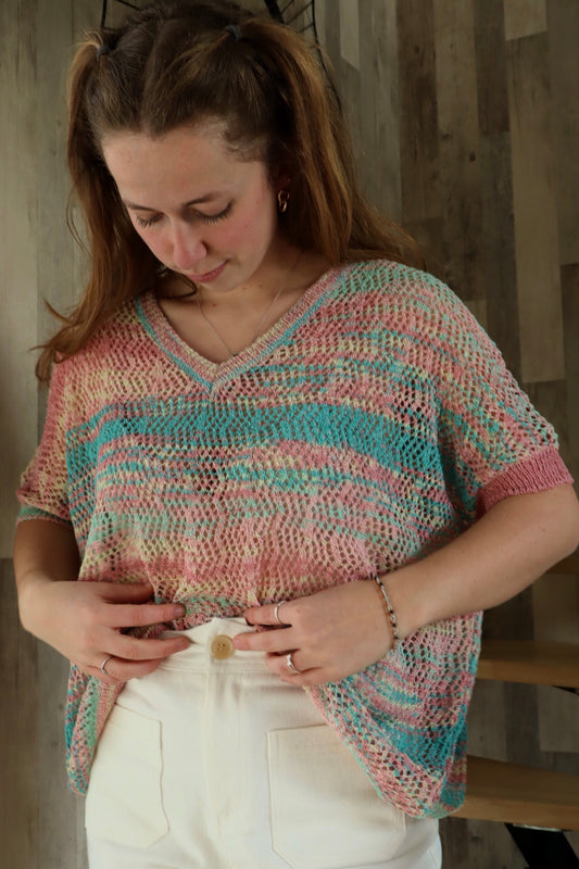 "Pull ajouré multicolore : éclat de couleurs. Ce pull vibrant et léger, avec ses motifs ajourés et ses teintes variées, apporte une touche de gaieté et de dynamisme à votre tenue, idéal pour illuminer vos journées d'une touche de couleur."