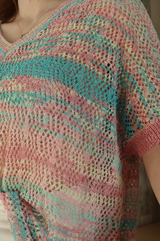 "Pull ajouré multicolore : éclat de couleurs. Ce pull vibrant et léger, avec ses motifs ajourés et ses teintes variées, apporte une touche de gaieté et de dynamisme à votre tenue, idéal pour illuminer vos journées d'une touche de couleur."