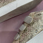 Élégance lumineuse : Découvrez le charme éblouissant de ces baskets dorées, offrant un équilibre parfait entre style et éclat pour une allure qui ne manquera pas de faire sensation où que vous alliez