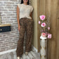 Pantalon fluide avec imprimé léopard, coupe ample et tissu léger, idéal pour un look confortable et stylé