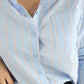 "Chemise à rayures bleues et rouges : allure marine classique. Cette chemise arbore des rayures alternant entre le bleu et le rouge, évoquant l'élégance intemporelle des tenues inspirées de la mer. Parfaite pour un look à la fois décontracté et sophistiqué, elle apporte une touche de dynamisme et de style à votre garde-robe."