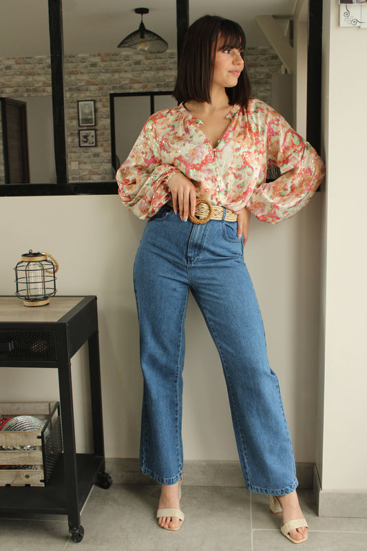 "Jean droit bleu : classique indémodable. Ce jean à la coupe droite offre une silhouette épurée et intemporelle. Avec sa teinte bleue polyvalente, il constitue une pièce essentielle de toute garde-robe, parfaite pour créer des tenues décontractées ou habillées avec style et facilité."