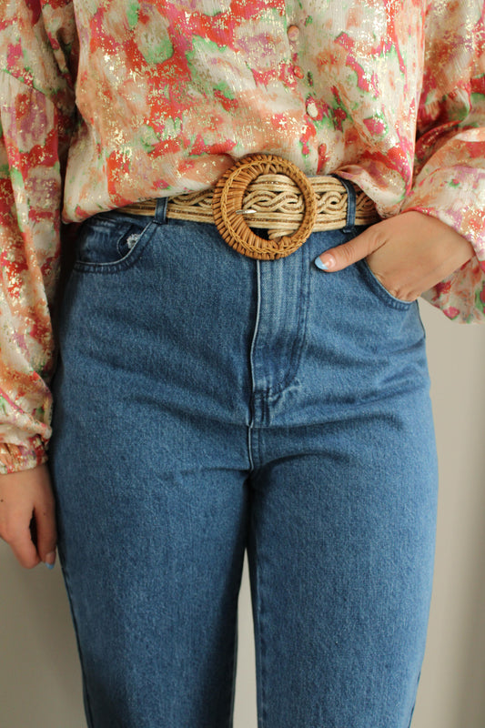 "Jean droit bleu : classique indémodable. Ce jean à la coupe droite offre une silhouette épurée et intemporelle. Avec sa teinte bleue polyvalente, il constitue une pièce essentielle de toute garde-robe, parfaite pour créer des tenues décontractées ou habillées avec style et facilité."