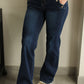 "Jean flare brut : style rétro chic. Ce jean à la coupe évasée et au denim brut offre une silhouette allongeante et élégante. Inspiré des années 70, il ajoute une touche de vintage à votre tenue tout en restant moderne et polyvalent, parfait pour un look à la fois décontracté et sophistiqué."