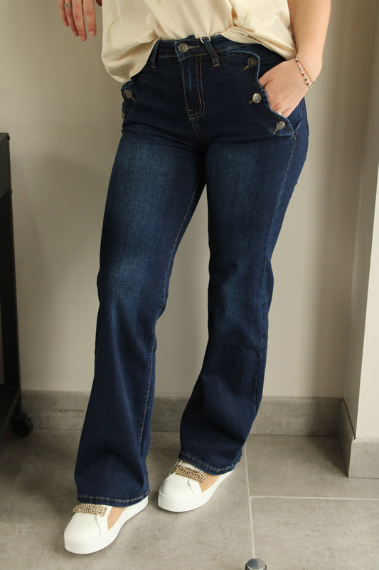 "Jean flare brut : style rétro chic. Ce jean à la coupe évasée et au denim brut offre une silhouette allongeante et élégante. Inspiré des années 70, il ajoute une touche de vintage à votre tenue tout en restant moderne et polyvalent, parfait pour un look à la fois décontracté et sophistiqué."