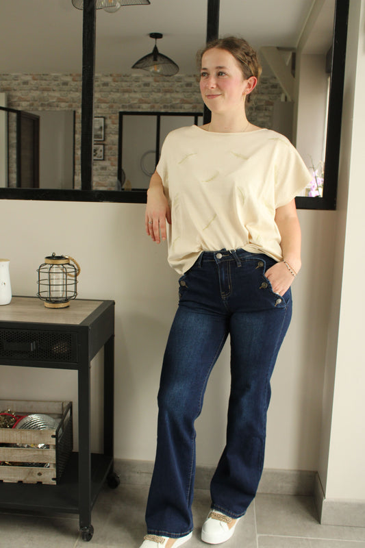 "Jean flare brut : style rétro chic. Ce jean à la coupe évasée et au denim brut offre une silhouette allongeante et élégante. Inspiré des années 70, il ajoute une touche de vintage à votre tenue tout en restant moderne et polyvalent, parfait pour un look à la fois décontracté et sophistiqué."