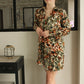 "Robe courte avec nœud orange et verte : énergie estivale. Cette robe courte arbore un dynamique mélange de couleurs orange et verte, accentué par un nœud décoratif. Parfait pour une journée ensoleillée ou une soirée estivale, elle évoque la fraîcheur et la vitalité de la saison, ajoutant une touche de gaieté à votre tenue."