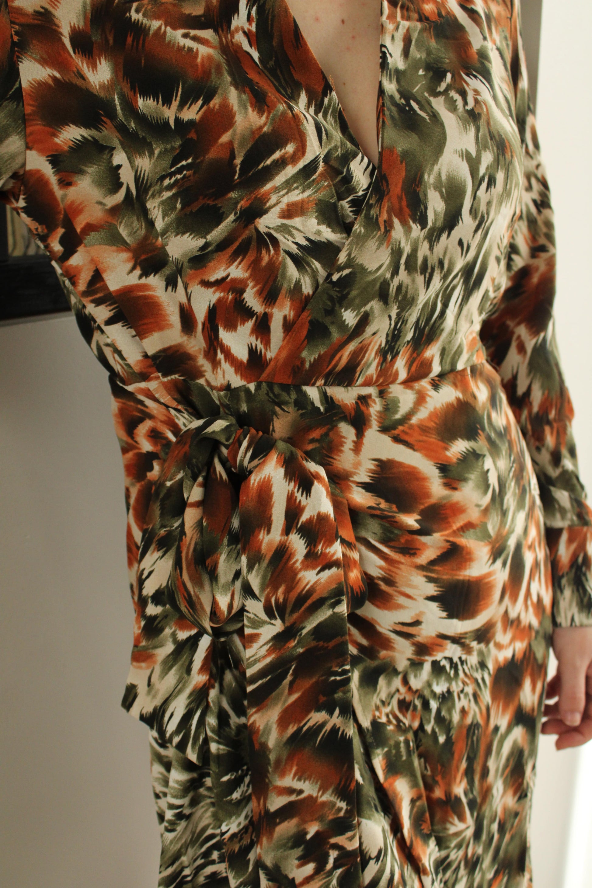 "Robe courte avec nœud orange et verte : énergie estivale. Cette robe courte arbore un dynamique mélange de couleurs orange et verte, accentué par un nœud décoratif. Parfait pour une journée ensoleillée ou une soirée estivale, elle évoque la fraîcheur et la vitalité de la saison, ajoutant une touche de gaieté à votre tenue."