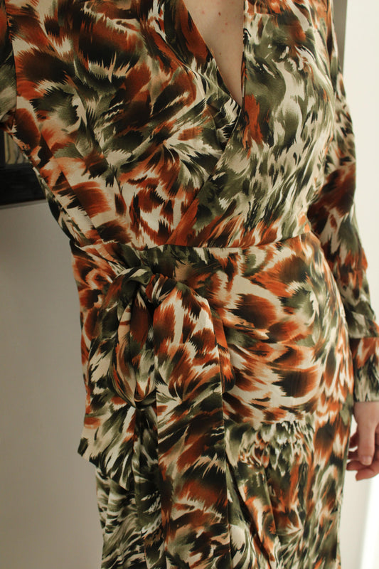 "Robe courte avec nœud orange et verte : énergie estivale. Cette robe courte arbore un dynamique mélange de couleurs orange et verte, accentué par un nœud décoratif. Parfait pour une journée ensoleillée ou une soirée estivale, elle évoque la fraîcheur et la vitalité de la saison, ajoutant une touche de gaieté à votre tenue."