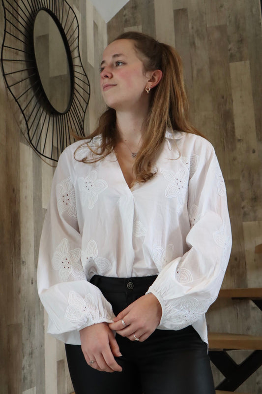 Textures florales : Cette blouse blanche capture l'essence de la beauté naturelle avec ses motifs floraux en relief, offrant un équilibre parfait entre simplicité et sophistication pour une allure élégante et distinguée.