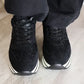 Élégance décontractée : Avec leur silhouette sobre et leur finition noire élégante, ces baskets ajoutent une touche de chic décontracté à votre look quotidien.